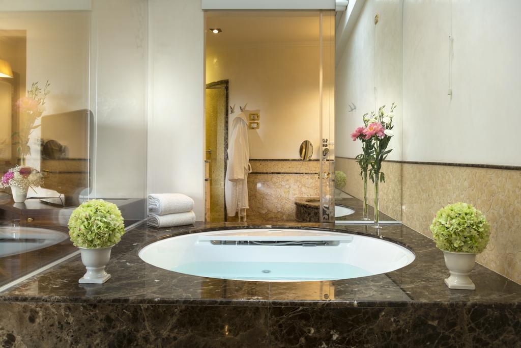 Crystal Suite Spa Bath,685691853:JPEG